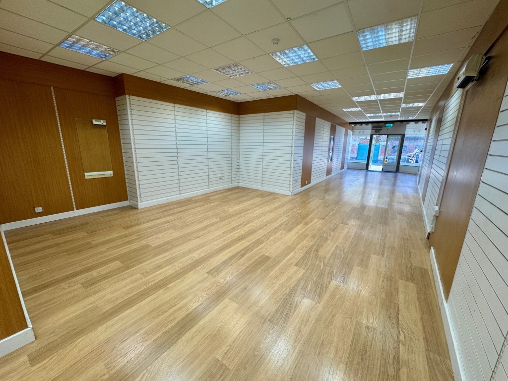 Lot: 58 - PERIOD CITY CENTRE FREEHOLD SHOP AND UPPER PARTS WITH POTENTIAL - Main showroom